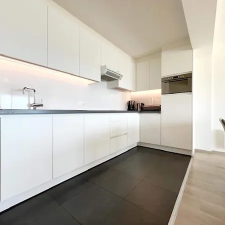 Stylish Flat With Sea Views アパート